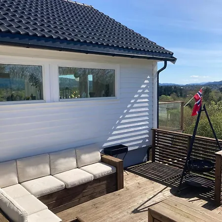 Duplex Near Airport 펜션 베르겐